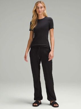 Lululemon Dance Studio Mid Rise Pant Short Black Size 4 NWT $118 Retail